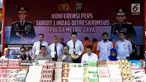 Kapolda Metro Jaya Irjen Gatot Eddy Pramono (tengah) memberikan keterangan dalam rilis kasus penyelundupan dan barang ilegal di Halaman Ditreskrimsus Polda Metro Jaya, Rabu (14/8/2019). Petugas Subdit I Reskrimsus Polda Metro Jaya berhasil mengamankan empat tersangka. (Liputan6.com/Faizal Fanani)
