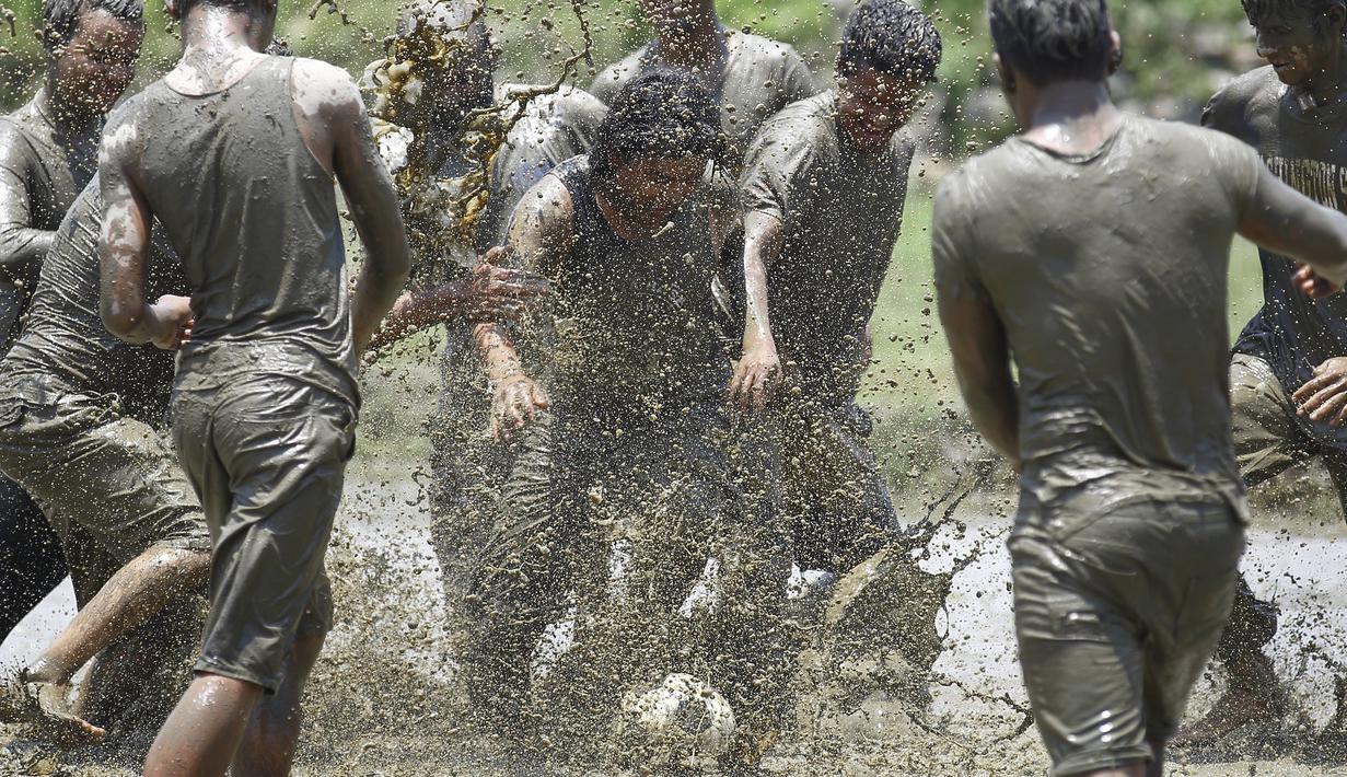 Beberapa orang berpartisipasi dalam sepakbola lumpur di Festival Asar Pandhra di Pokhara, Nepal. (30/6/2015). (REUTERS/Navesh Chitrakar)