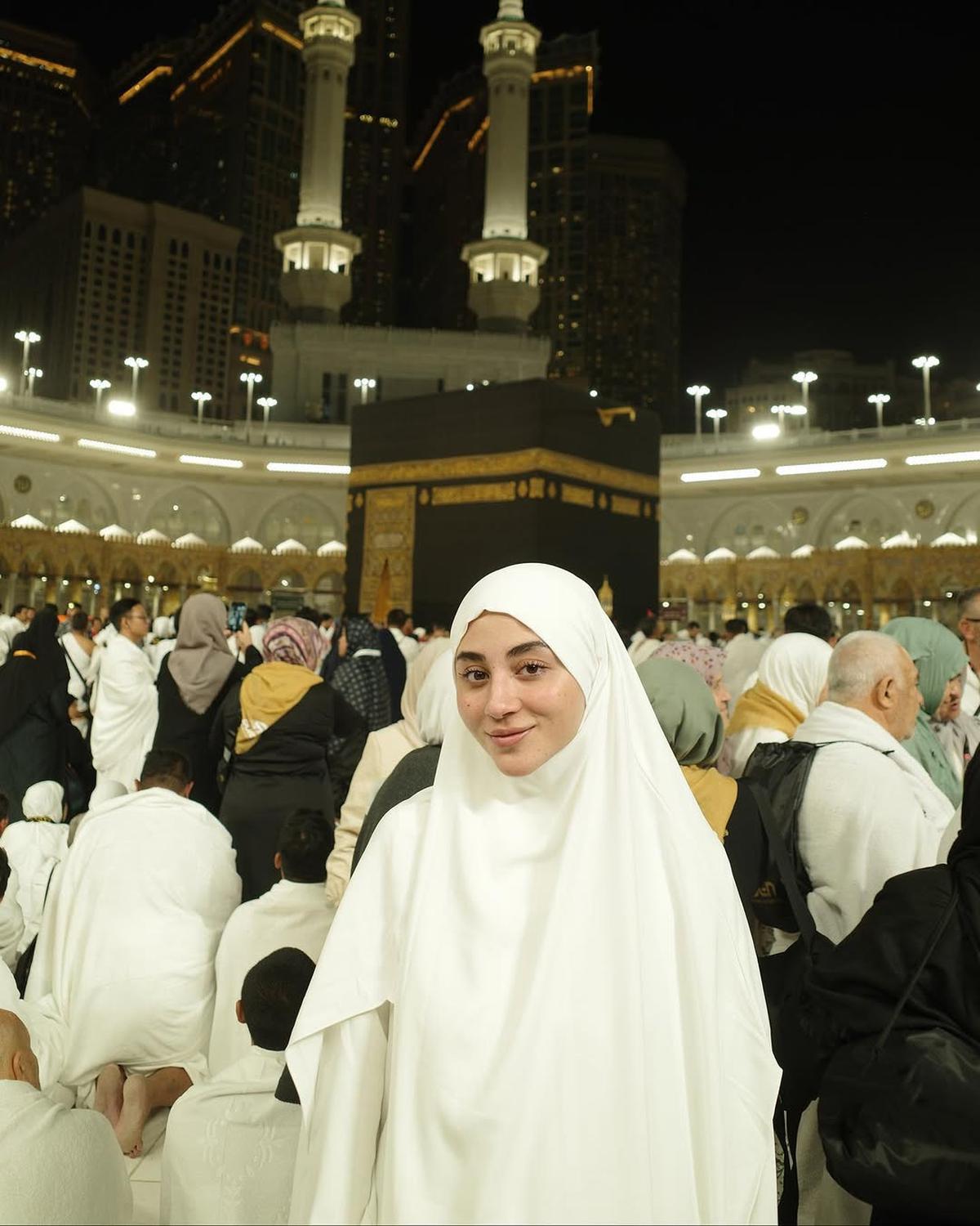 Potret Cantik Margin Wieheerm Jalani Ibadah Umrah Sendiri Tanpa Ali Syakieb, Tetap Terlihat Bahagia