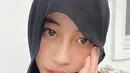 Nama Adiba Khanza sedang banyak dibicarakan. Kabarnya, putri dari Umi Pipik ini akan segera menikah dengan sang kekasih Egy Maulana Vikri. Adiba Khanza merupakan anak sulung dari Umi Pipik dan alm. Jefri Al Buchori. Ia memiliki paras cantik memesona dan sikap yang dikenal santun. [Foto: Instagram/adiba.knza]