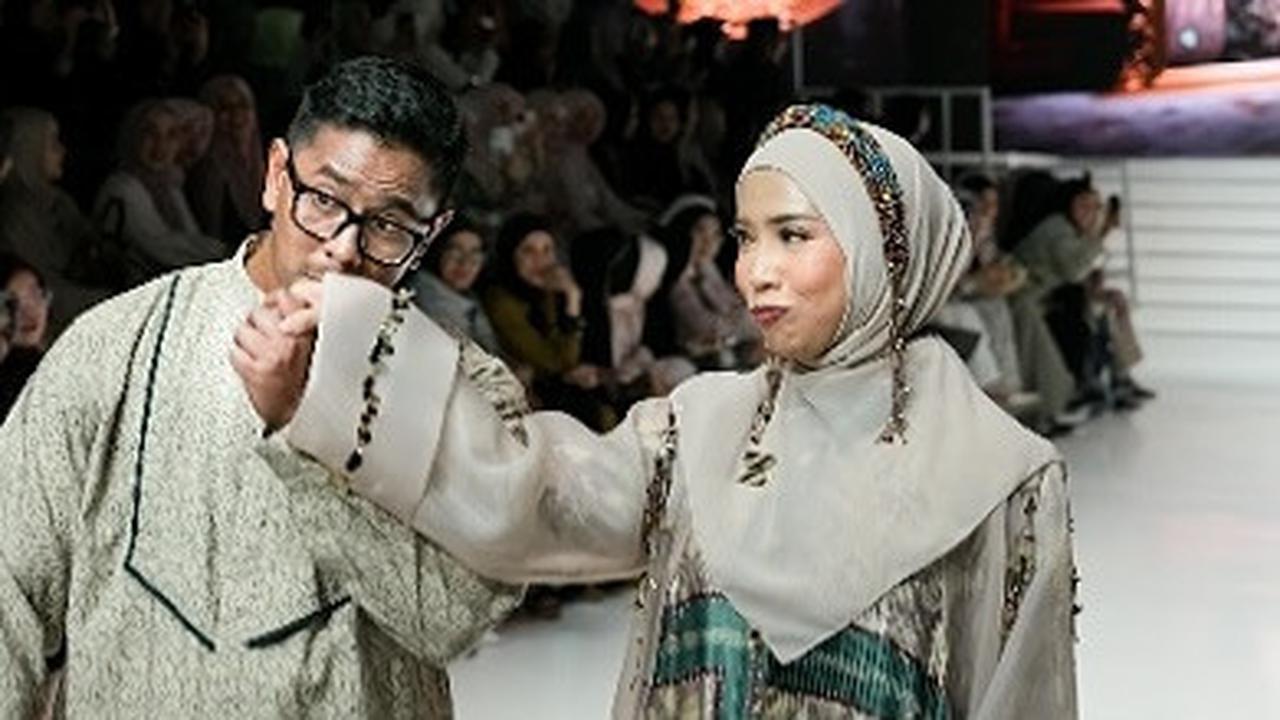 Aksi Kocak Fitrop di Panggung Catwalk, Malah Ngereog Usai Tangannya Dicium Suami
