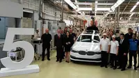 BMW Seri 5 mulai dirakit di Sunter, Jakarta Utara. (Arief/Liputan6.com)