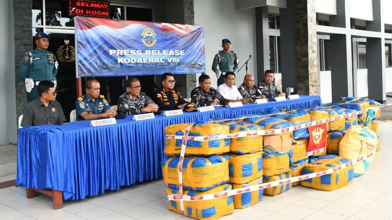 FOTO: TNI AL Gagalkan Upaya Penyelundupan Sianida di Pelabuhan Bitung