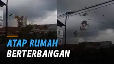 Angin kencang membuat barang-barang beterbangan hingga atap rumah yang terbuat dari seng terlepas.