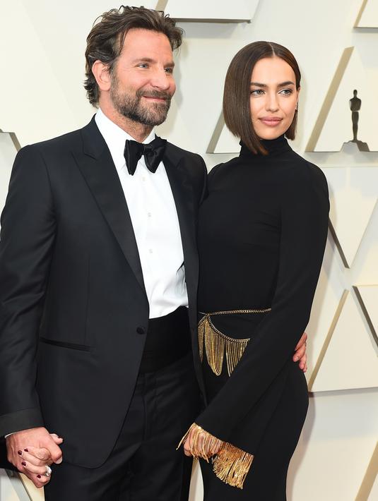Aktor Bradley Cooper dan Irina Shayk  menghadiri perhelatan Oscar 2019 di Dolby Theatre, Los Angeles, Minggu (24/2). Bradley Cooper tampil stunning dengan setelan formal tuksedo warna hitam, lengkap dengan dasi kupu-kupu. (Jordan Strauss/Invision/AP)