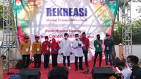 Deng Ical dan Fadli Ananda memberi sambutan usai mendaftar di KPU Makassar (Fauzan/Liputan6.com)