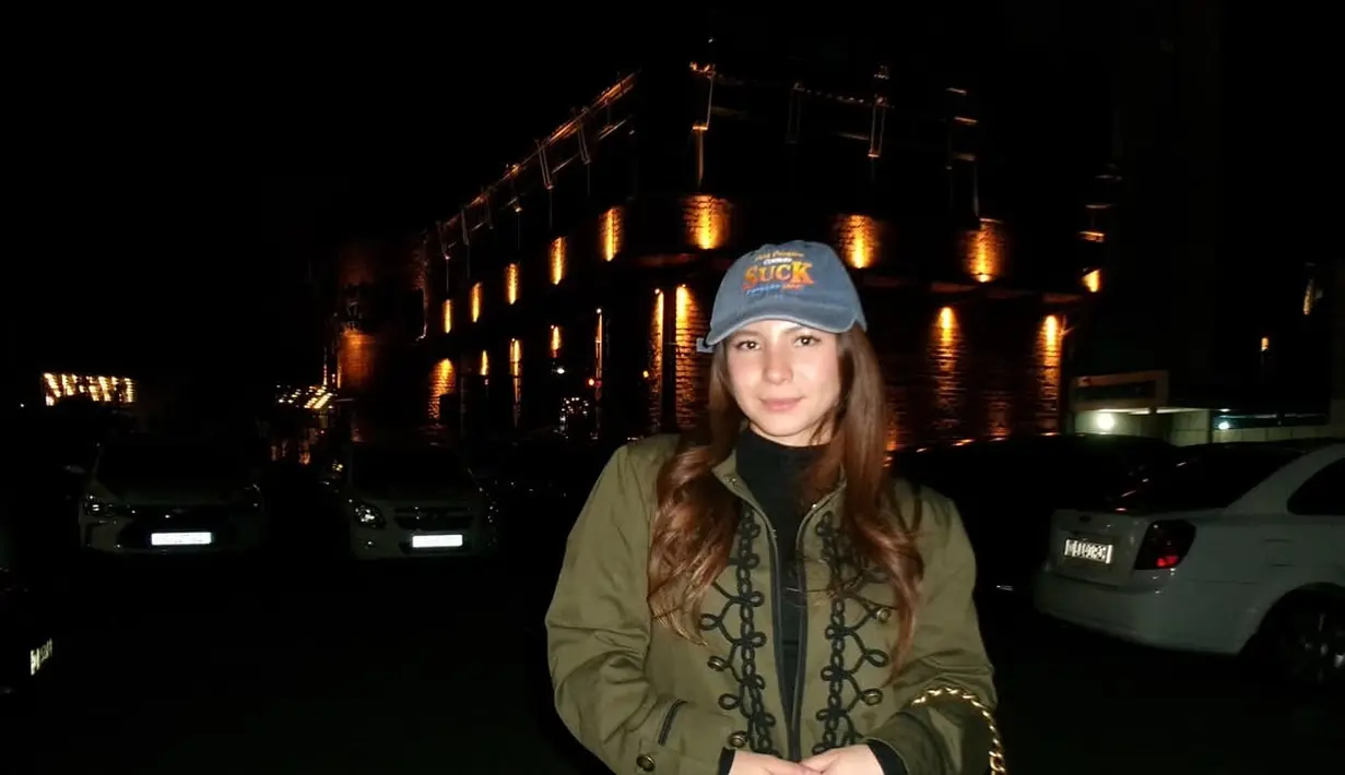 Penampilannya dibuka dengan turtleneck shirt hitam dengan jaket tebal hijau olive yang chic [@sharazaaa]