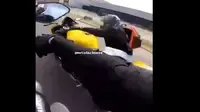 Gagal geber motor, bikers ini jatuh di tengah jalan