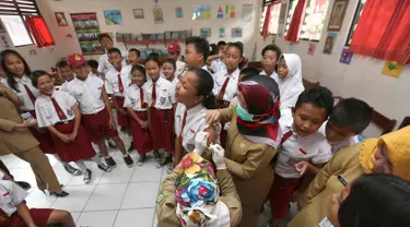 Siswa SD menunggu giliran untuk disuntik difteri di sebuah sekolah dasar di Tangerang,  Senin (11/12). Indonesia memulai sebuah kampanye untuk mengimunisasi 8 juta anak-anak dan remaja dari difteri. (AP Photo / Tatan Syuflana)