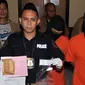 Petugas menunjukkan barang bukti penangkapan gitaris grup band Padi, Ari Tri Susanto di Polres Metro, Jakarta Selatan, Kamis (22/1/2015). (Liputan6.com/Miftahul Hayat)