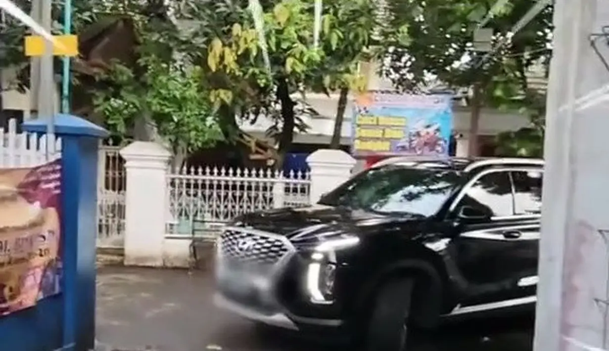 Gang sempit yang sering dibicarakan banyak selebriti rupanya bukan sebuah mitos. Pasalnya, Hesti Purwadinata menunjukkan jalanan yang sangat sempit menuju rumah Ayu Ting Ting. [TikTok/@antiq165]