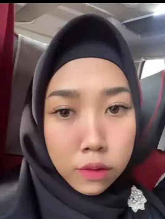 Kiky Saputri mengenakan hijab hitam, lengkap dengan ciput warna senada. (Foto: Instagram/@kikysaputrii)