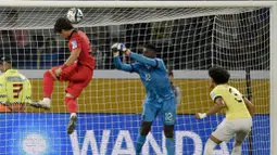 Pemain Korea Selatan U-20, Choi Seok-hyun, mencetak gol ke gawang Ekuador pada laga babak 16 besar Piala Dunia U-20 di Stadion Santiago del Estero, Kamis (1/6/2023). Korea menang dengan skor 3-2. (AP Photo/Nicolas Aguilera)