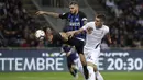 Striker Inter Milan, Mauro Icardi, berebut bola dengan pemain Fiorentina, Nikola Milenkovic, pada laga Serie A Italia di Stadion Giuseppe Meazza, Rabu (26/9/2018). Inter Milan menang 2-1 atas Fiorentina. (AP/Luca Bruno)