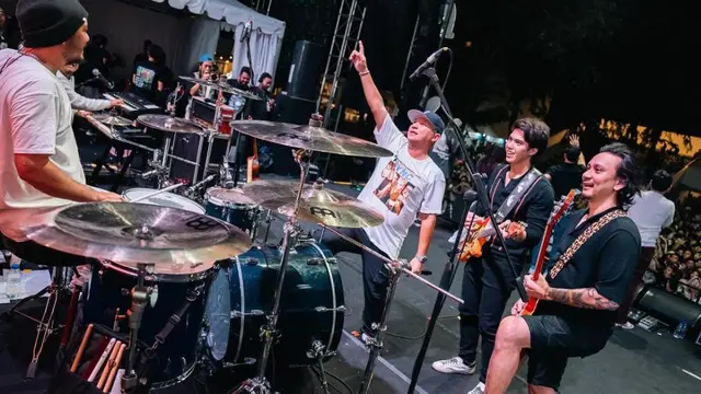 Jadi Vokalis, Ini 7 Momen Potret Gading Marten Manggung dengan Andre Taulany & Friends