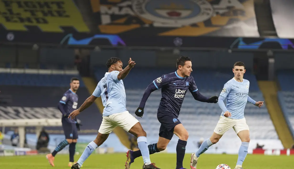 Bek Marseille, Florian Thauvin membawa bola dari hadangan penyerang Manchester City, Raheem Sterling pada pertandingan lanjutan Grup C Liga Champions di stadion Etihad di Manchester di London, Kamis (10/12/2020). City menang telak 3-0 atas Marseille. (AP Photo/Jon Super)