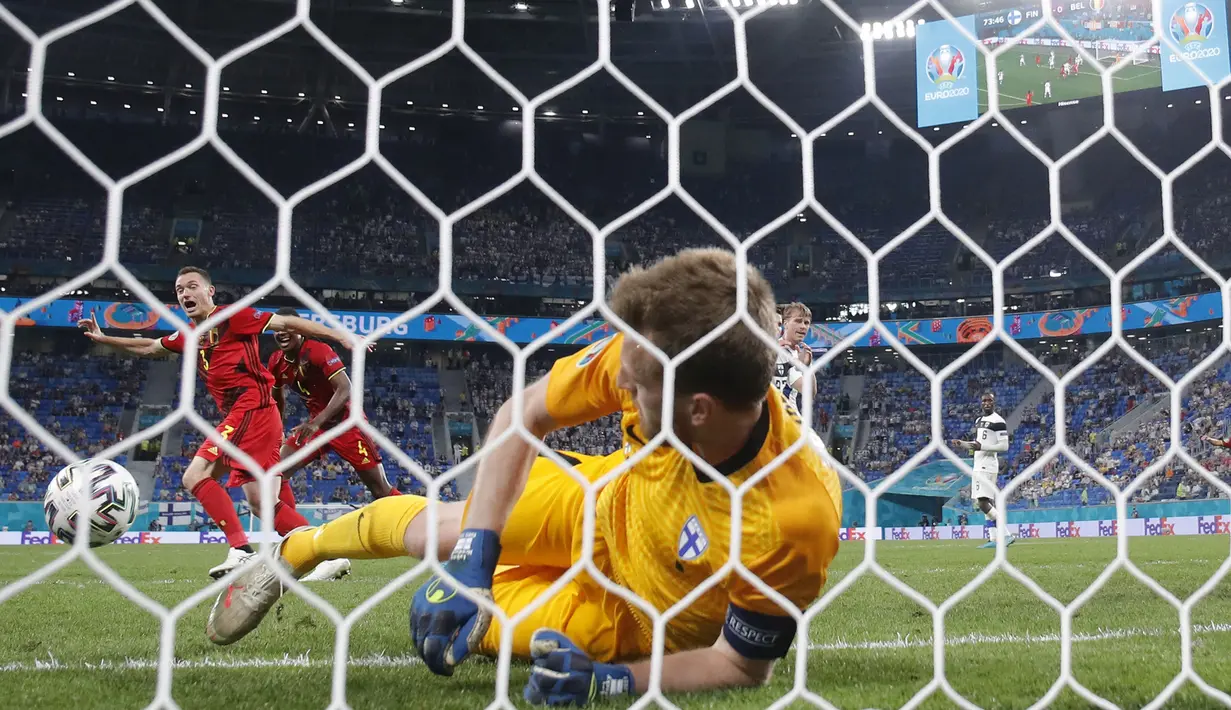 Thomas Vermaelen (belakang) merayakan selebrasi setelah Lukas Hradecky melakukan gol bunuh diri ketika pertandingan Grup B Euro 2020 antara Finlandia melawan Belgia yang berlangsung di Stadion Krestovsky, Saint Petersburg, Rusia pada Senin (21/06/2021). (AP/Pool/Dmitri Lovetsky)