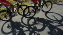 Pebalap Iran, Azer Ramin Mehrabani (depan) bersama rekan setimnya saat akan melintasi salah satu tanjakan yang ada di etape 3 Internasional Tour De Banyuwangi Ijen, (18/10/2014). (Liputan6.com/Helmi Fithriansyah)