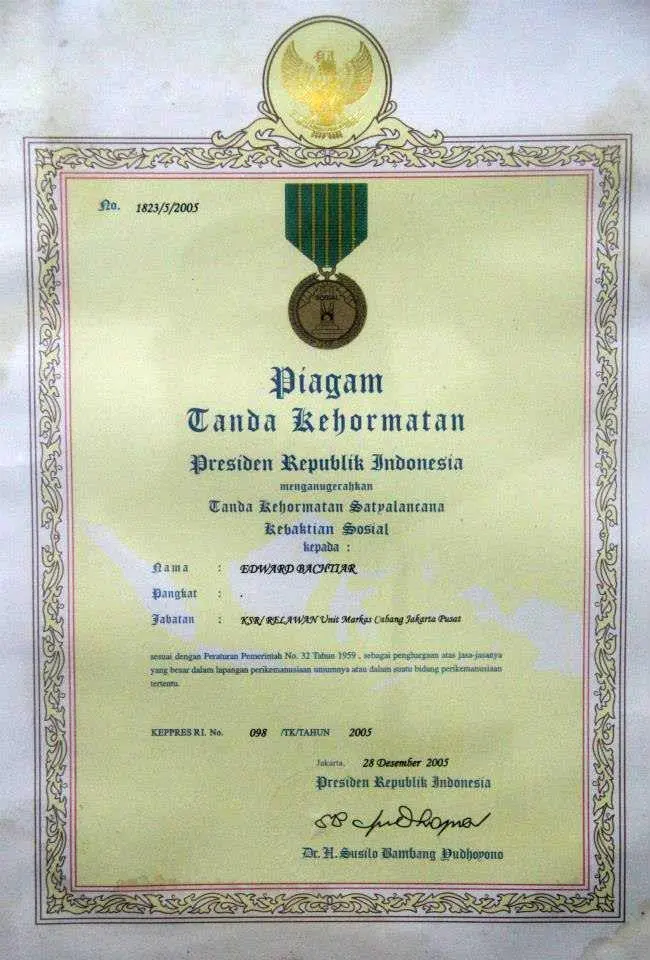 Edo mendapat Piagam Penghargaan dari Presiden RI ke-6 Susilo Bambang Yudhoyono berkat perannya menangani korban Tsunami Aceh 2004. (Edward Bachtiar)