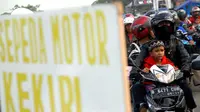 Polres Karawang menyiapkan jalur alternatif bagi pengguna motor melintasi Lamaran-Telagasari-Cilamaya-Cikalong dan tembus di Pantura Karawang, (26/7/2014). (Liputan6.com/Miftahul Hayat)