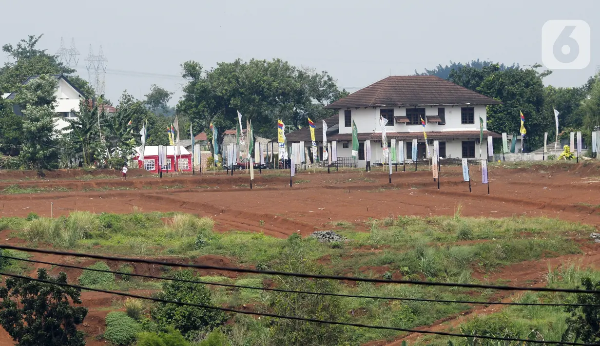 Pembangunan perumahan terhenti sementara akibat pandemi virus corona COVID-19, Pamulang, Tangerang Selatan, Banten, Senin (13/7/2020). Penjualan rumah baru siap huni mengalami penurunan hingga 50,5 persen dibandingkan dengan tahun sebelumnya. (merdeka.com/Dwi Narwoko)
