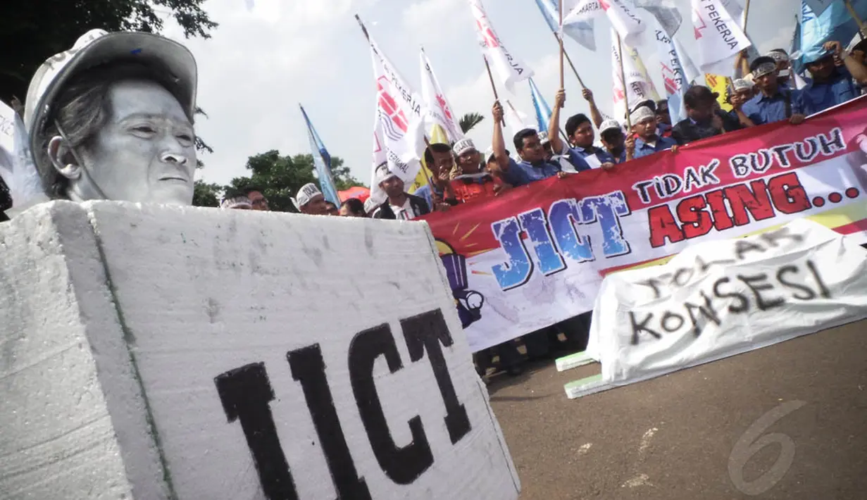 Dalam aksinya, massa membawa bendera dan spanduk bertuliskan 'JICT Tidak Butuh Asing', Kamis (7/8/14). (Liputan6.com/Faizal Fanani)