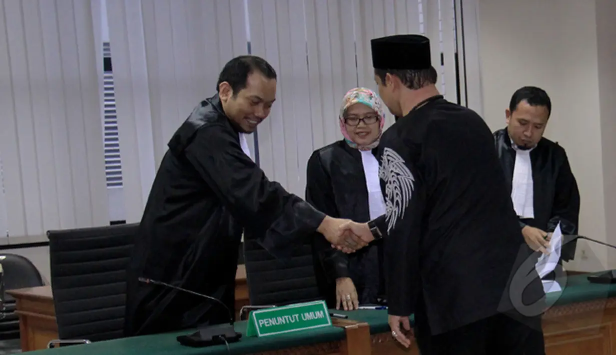 Muhtar Ependy menjabat tangan penuntut umum usai sidang vonis di Pengadilan Tipikor, Jakarta, Kamis (5/3/2015). Muhtar divonis 5 tahun penjara dan denda Rp 200 juta subsider 3 bulan kurungan.(Liputan6.com/Faisal R Syam)