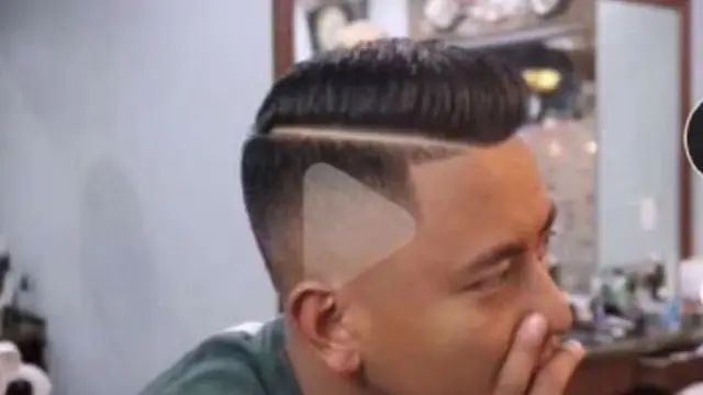 Potongan Rambut Simbol "Play"