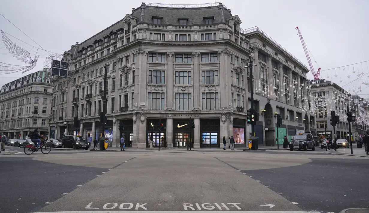 Oxford Circus di pusat kota London saat itu kosong pada Hari Natal, Sabtu (25/12/2021). Gelombang virus corona varian omicron memaksa gereja untuk membatalkan atau menskalakan kembali layanan dan mengganggu rencana perjalanan dan pertemuan keluarga. (Jonathan Brady/PA via AP)