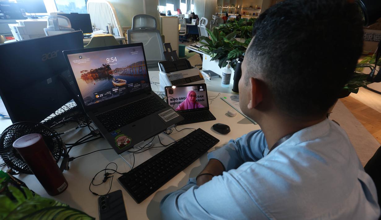 Saat WFH, ASN diwajibkan melaporkan kehadiran secara daring melalui aplikasi presensi mobile sebanyak dua kali, yakni pada pukul 06.00–08.00 WIB dan 16.00–18.00 WIB. Tampak dalam foto, suasana salah satu gedung di Balai Kota Jakarta saat hari pertama pelaksanaan kebijakan Work From Home (WFH) bagi Aparatur Sipil Negara (ASN) pada Jumat (10/4/2026). (Kapanlagi.com/Budy Santoso)