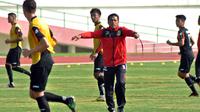 Jafri Sastra memimpin latihan Mitra Kukar di Stadion Manahan, Solo menjelang laga kontra Persija Jakarta, Kamis (4/8/2016). (Bola.com/Romi Syahputra)
