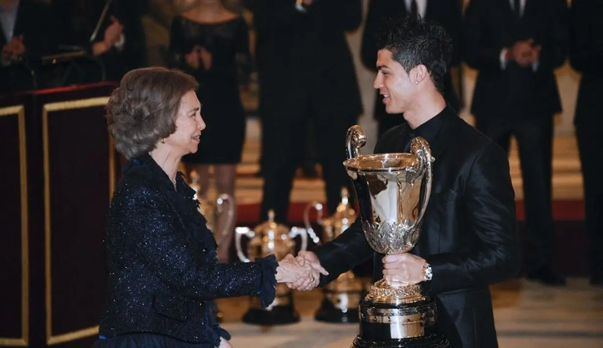 Ratu Sofia menyerahkan trofi Ibero-American Community kepada Cristiano Ronaldo dalam Spanish National Sports Awards di Istana Pardo, Madrid, 5 Desember 2012. (AFP/Pedro Armestre)