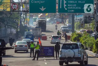 Sistem ganjil genap diterapkan untuk mengantisipasi macet libur cuti bersama Hari Raya Idul Adha. Sistem ini akan diterapkan hingga 2 Juli 2023. Kendaraan yang melintas disesuaikan pelat nomornya dengan tanggal. (merdeka.com/Arie Basuki)