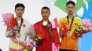 Pemain Indonesia, Sumarandak Ridel alias BenZerRidel (tengah), berfoto saat penyerahan medali nomor Clash Royale eSport Asian Games 2018 di Britama Arena Jakarta, Senin (27/8). Ridel berhasil mempersembahkan medali emas. (ANTARA FOTO/INASGOC/Ady Sesotya)