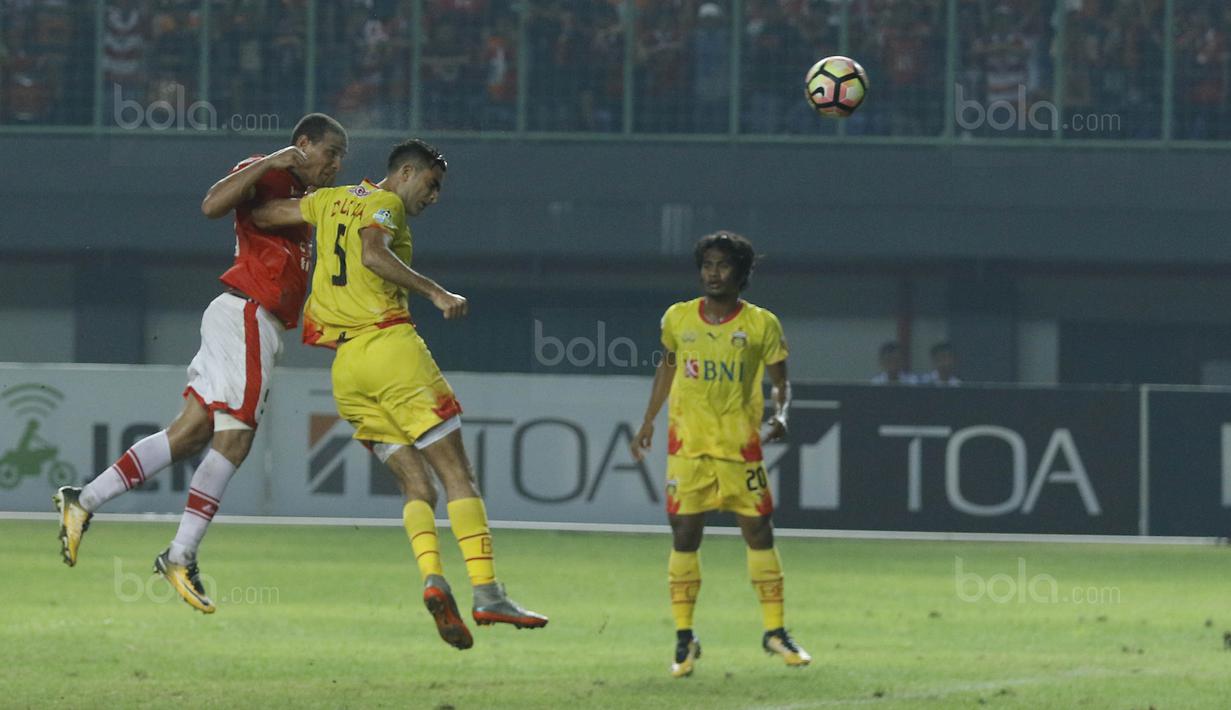 Proses terjadinya gol yang dicetak striker Persija, Bruno Lopes, ke gawang Bhayangkara FC pada laga Liga 1 di Stadion Patriot, Bekasi, Sabtu (29/7/2017). Persija menang 1-0 atas Bhayangkara FC. (Bola.com/M Iqbal Ichsan)