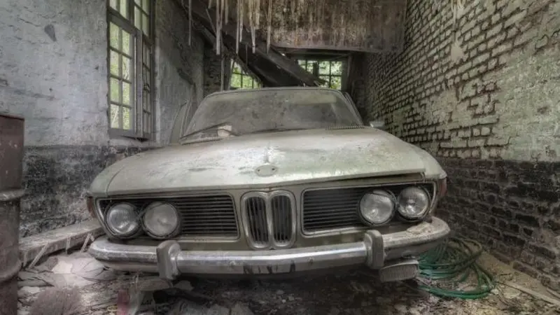 BMW teronggok di garasi