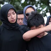 Suasana haru warnai pemakaman Oon. Isak tangis dari istri anak dan keluarga warnai prosesi pemakaman. Oon Project Pop meninggal pada Jumat (13/1) sekitar pukul 05.00 WIB. (Deki Prayoga/Bintang.com)