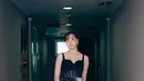 Detail rok yang dikenakan Zee JKT48 di WGala Premiere Ancika juga tak kalah mengundang perhatian, karena berwarna silver dan dari bahan velvet yang bersinar. [Foto: Instagram/jkt48.zee]