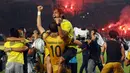 Suporter Mitra Kukar memeluk Rodrigo OST saat merayakan kemeangan atas Semen Padang di final Piala Jenderal Sudirman, Minggu (24/1/2016). Mitra Kukar unggul 2-1 atas Semen Padang. (Liputan6.com/Helmi Fithriansyah)
