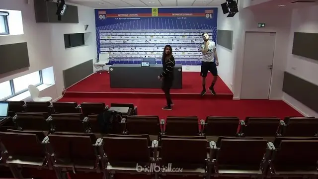 Berita video momen menarik ketika pemain Lyon, Lucas Tousart, sendirian menghadapi aksi boikot jurnalis saat konferensi pers jelang pertandingan. This video presented by BallBall.