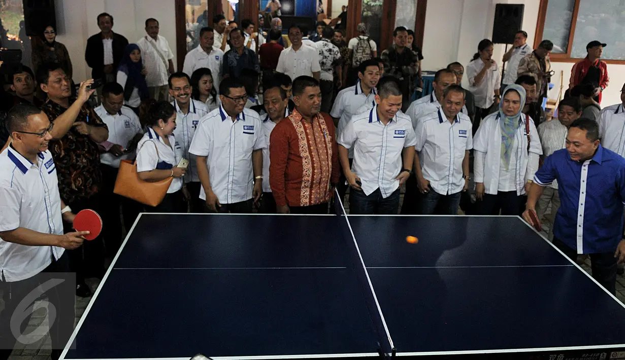 Zulkifli Hasan bermain tennis meja saat pembukaan rangkaian HUT PAN ke-17 di Kantor DPP PAN, Jakarta, Kamis (23/07/2015). Sejumlah kegiatan diantaranya olahraga, lingkungan hidup, sosial, budaya, dan keagamaan. (Liputan6/JohanTallo)