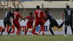 Bek Persik Kediri, Dany Saputra (tengah) berusaha menghalau bola saat kemelut terjadi di depan gawang Persik Kediri dalam laga Grup C Piala Menpora 2021 di Stadion Si Jalak Harupat, Bandung, Sabtu (3/4/2021). (Bola.com/Ikhwan Yanuar)