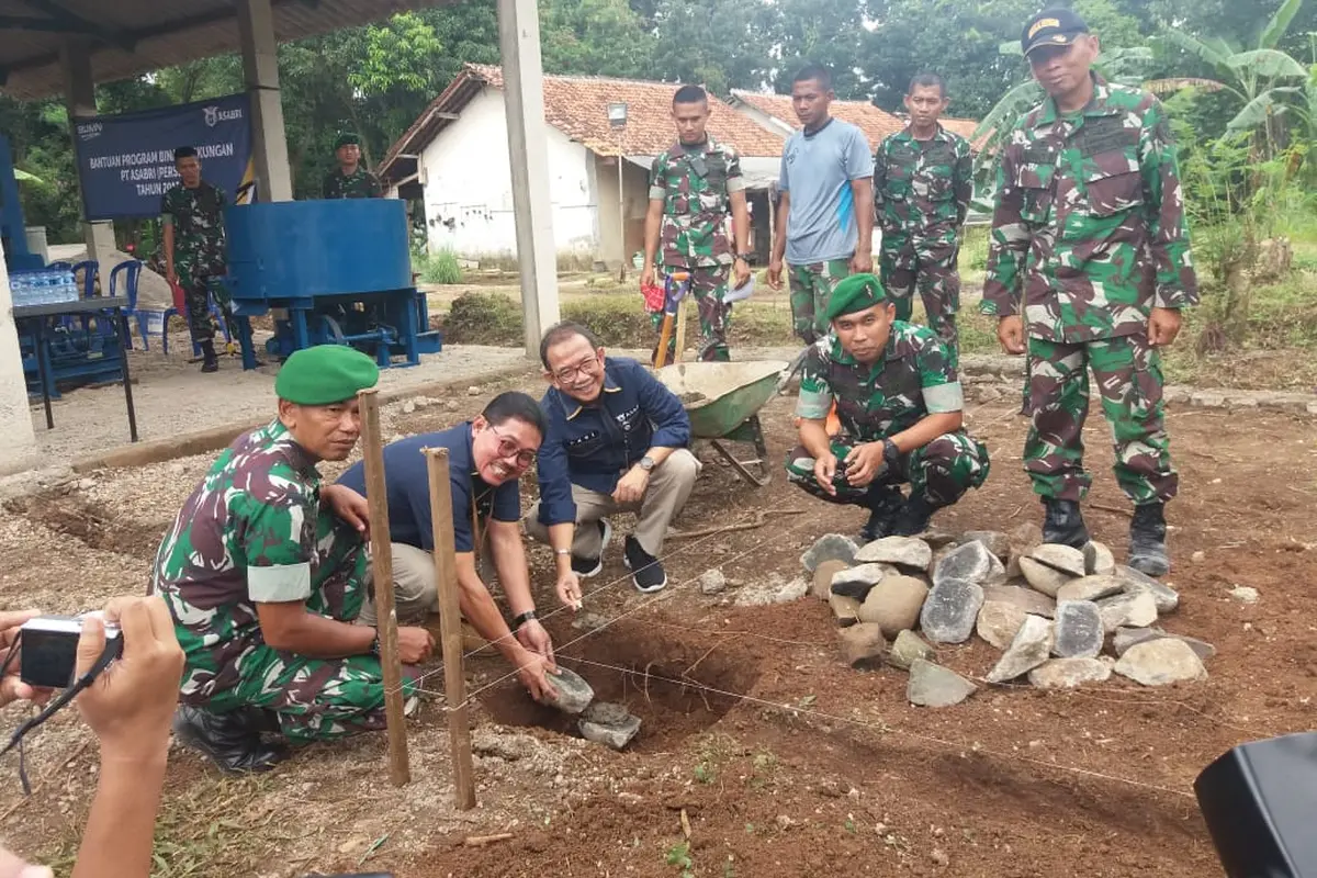 Bantuan tersebut diserahkan langsung kepada Wadan Yonif 312/KH Mayor Inf Dedi Risdiyantoro.