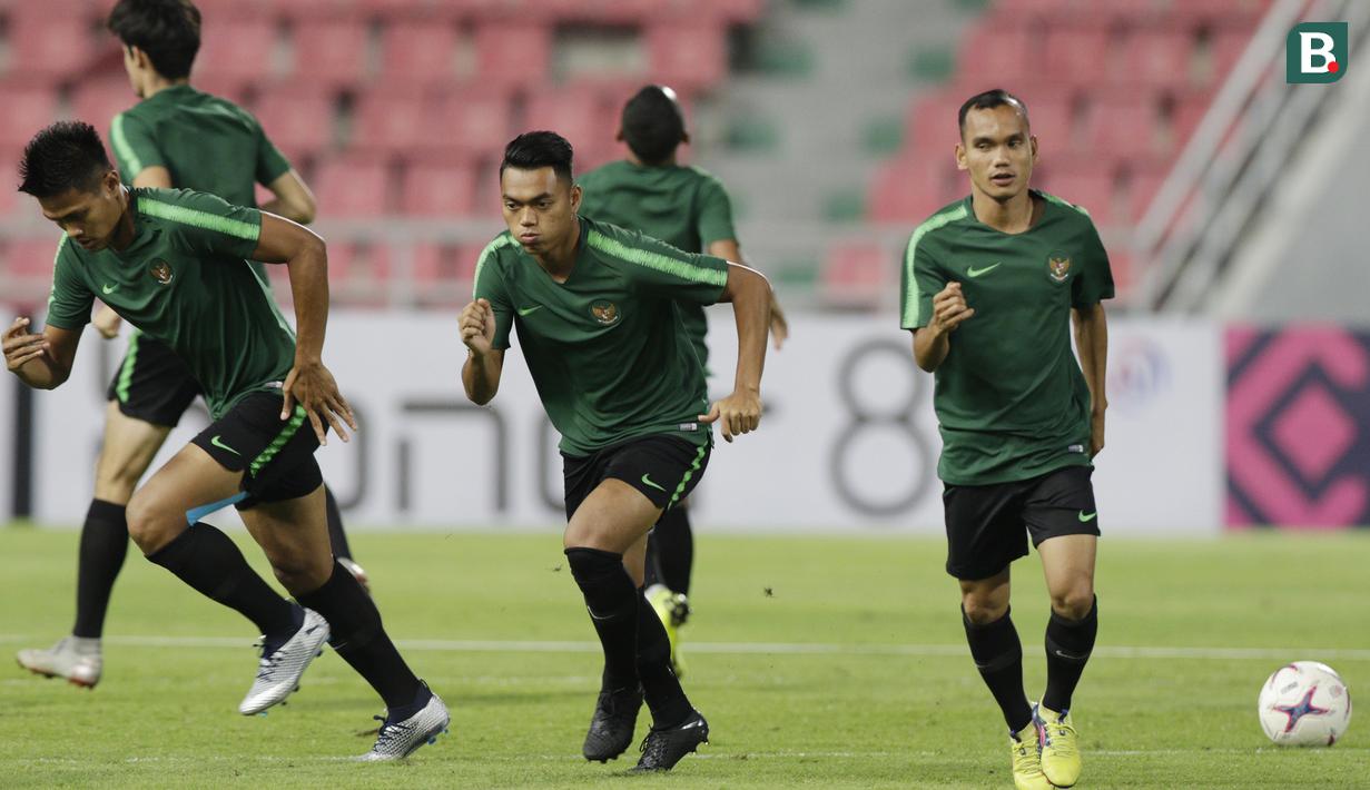 Pemain Timnas Indonesia, Alfath Fathier, berlari saat latihan di Stadion Rajamangala, Bangkok, Jumat, (16/11). Latihan ini persiapan jelang laga Piala AFF 2018 melawan Thailand. (Bola.com/M. Iqbal Ichsan)