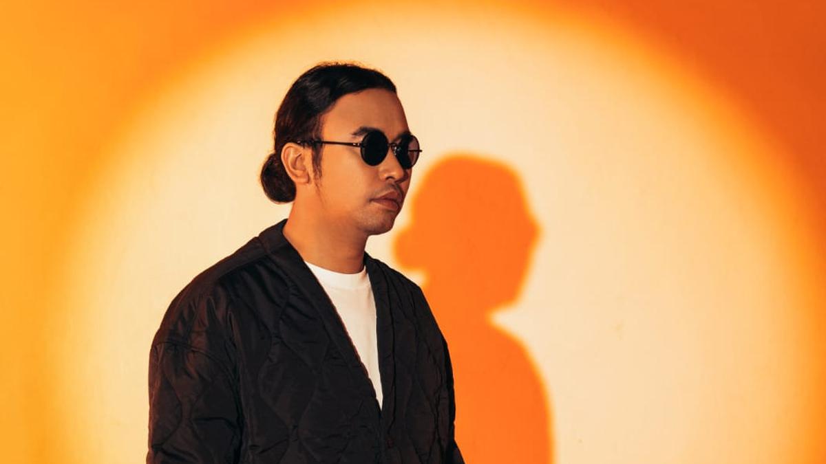 Whisnu Santika Ajak Pendengar Selami Hubungan Tanpa Status Lewat Lagu Baru Yalla Habibi