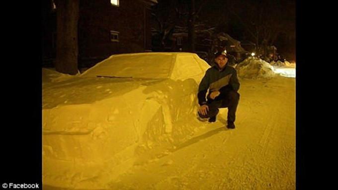 Laprise mengatakan bahwa patung tersebut akhirnya dihancurkan oleh mobil pembersih salju. (Facebook Simon Laprise)