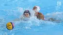 Pemain Polo Air Putri Indonesia, Hanna Firdaus (kanan) berebut bola dengan pemain Hong Kong saat laga penyisihan grup A Asian Games 2018, Jakarta, Jumat (17/8). Indonesia unggul tipis 9-8. (Liputan6.com/Helmi Fithriansyah)