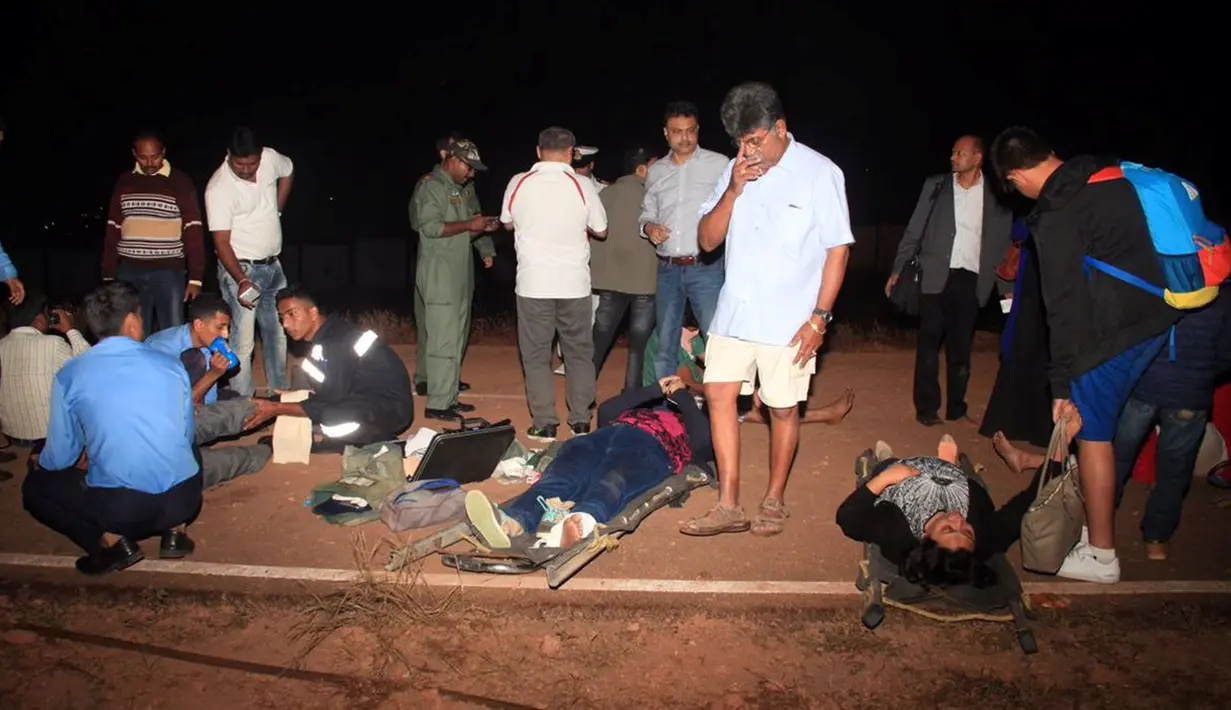 Tim penyelamat mengevakuasi penumpang setelah tergelincirnya pesawat maskapai India, Jet Airways di Bandara Dabolim, Goa, Selasa (27/12). Jet Airways yang tergelincir ini 161 penumpang dan awak. (Indian Navy/Indian Ministry of Defence/Handout via REUTERS)