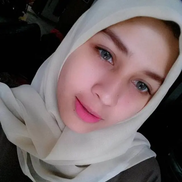 6 Potret Mona Rizqia, Putri Kadir Srimulat yang Berparas Khas Timur Tengah