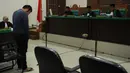 Terdakwa pasangan sejenis (gay) di Aceh saat menghadiri persidangannya di pengadilan syariah di Banda Aceh (17/5). Terdakwa dinyatakan melanggar Pasal 63 ayat 1 Qanun Aceh Nomor 6 tentang Hukum Jinayat. (AFP/Chaideer Mahyuddin)